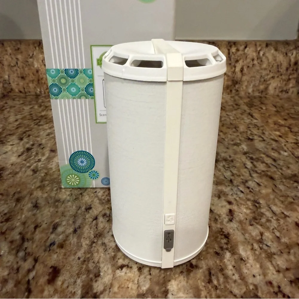 SCENTSY Go Solid White Portable Pod Diffuser Travel Small Space Chargeable